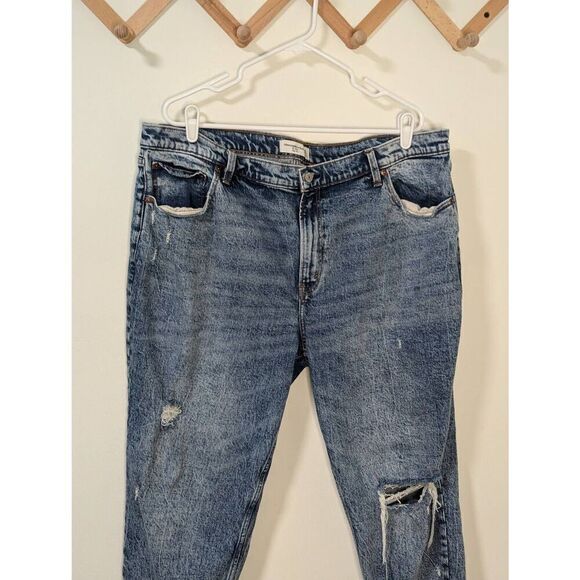 Abercrombie & Fitch The Mom High Rise Distressed Denim Jeans - Size 20s - Picture 2 of 9
